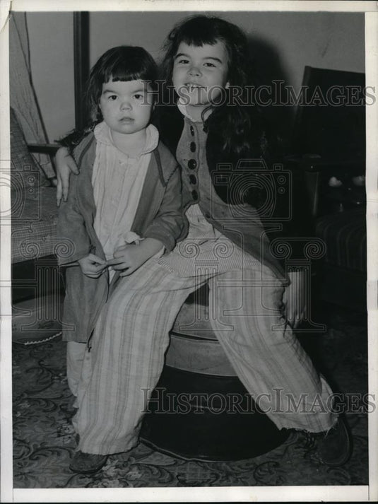 1945 Press Photo Wash.D.C. Irma & Ruth Arends, almost died in fire in their bed - Historic Images