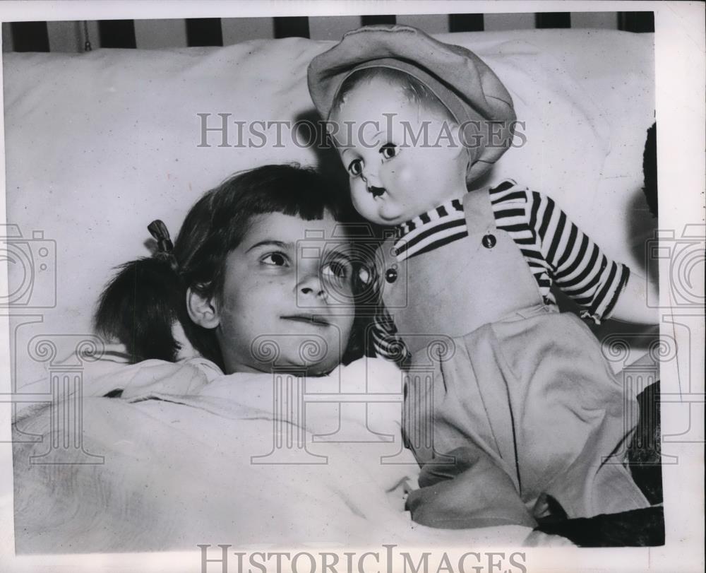 1949 Press Photo Penny Gust Recovering From Shot From Holdup Man - Historic Images