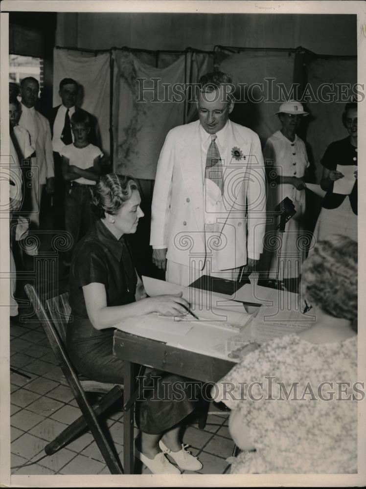 1936 Press Photo Gov Alfred Landon hands ballot Independence Kansas Primary - Historic Images