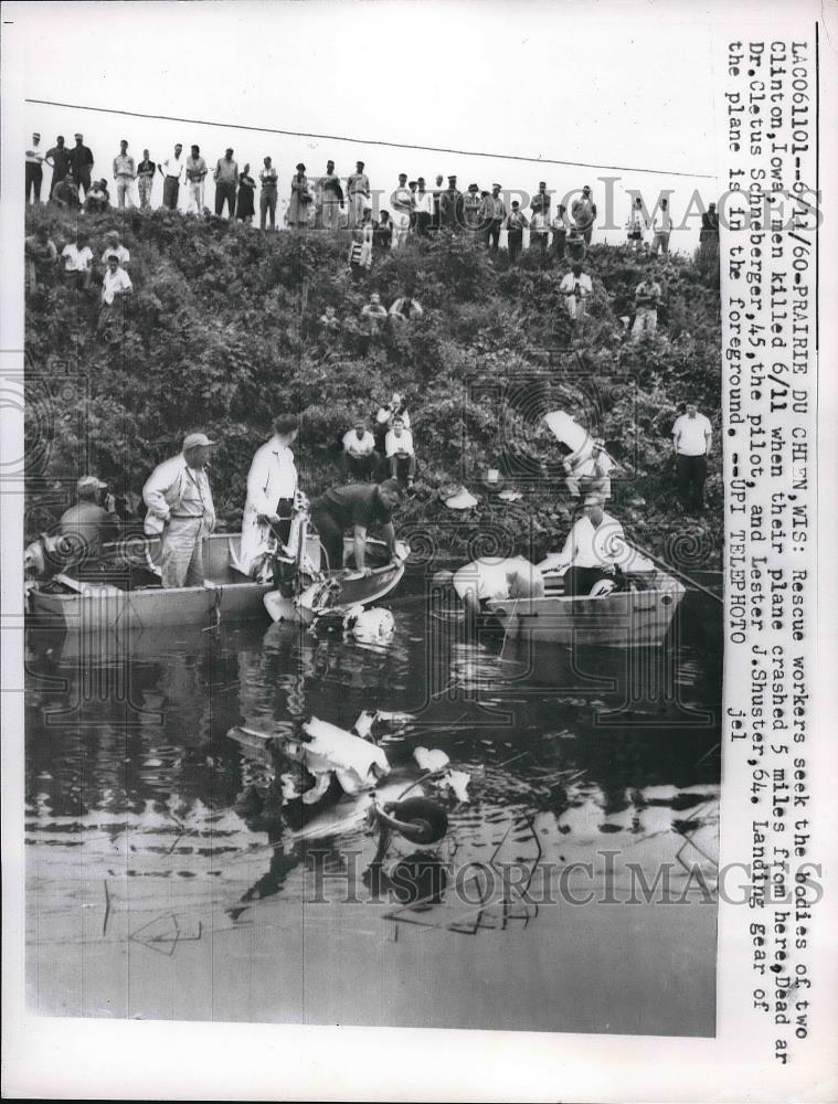 1960 Press Photo Rescue Workers Search For Bodies Of Plane Crash Victims - Historic Images