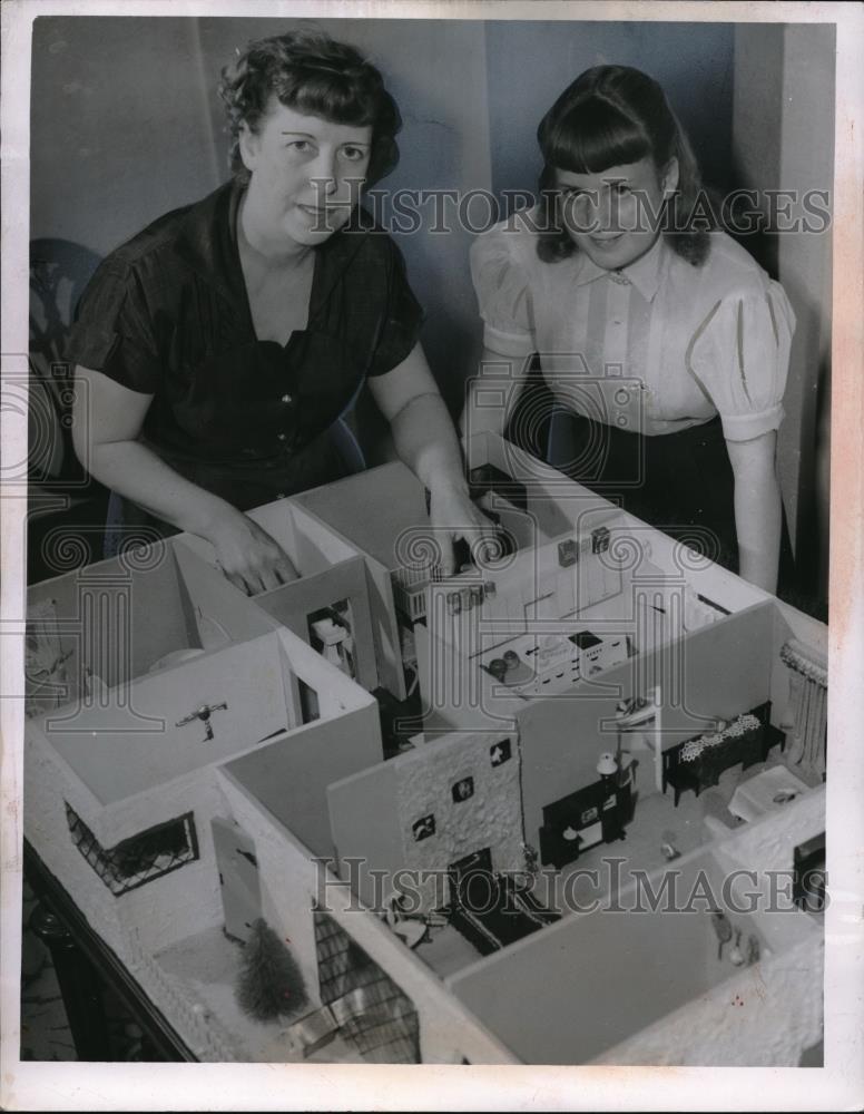 1952 Press Photo Cleveland, Oh Mrs Cora Ames, Barb Donn &amp; a model house - Historic Images