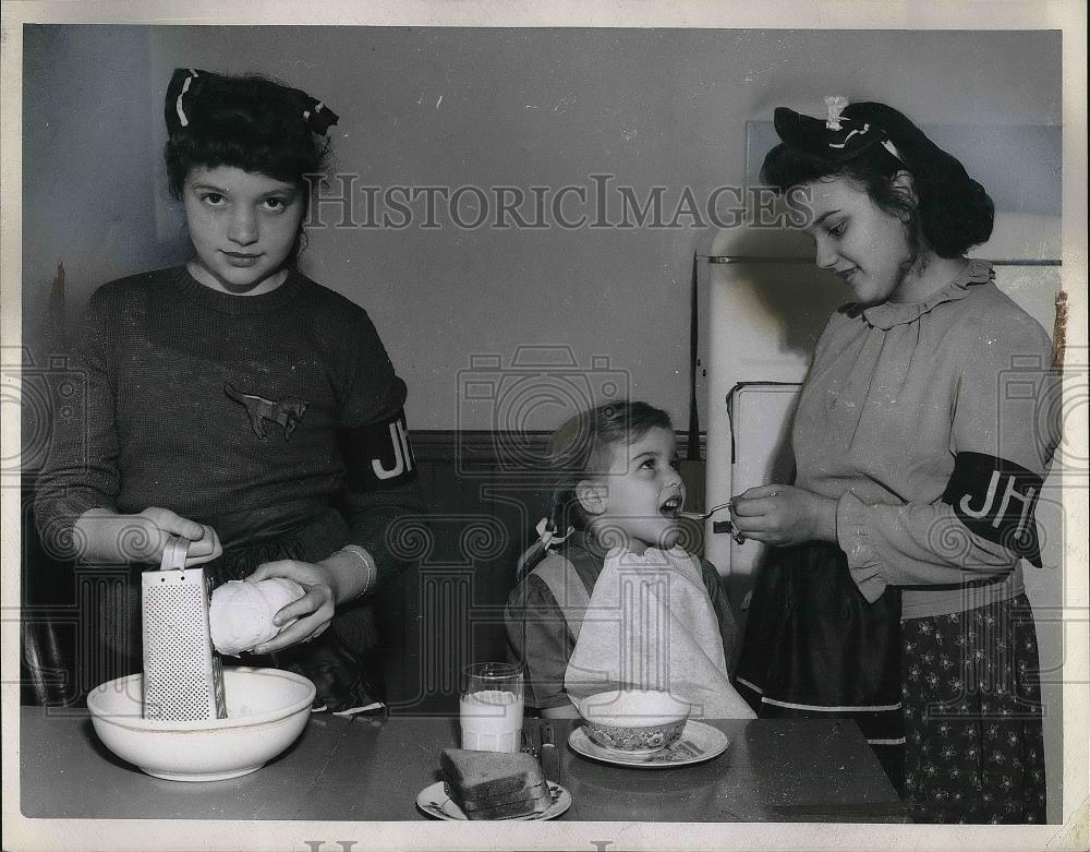 1944 Press Photo Geraldine Berger East Neighborhood House - Historic Images