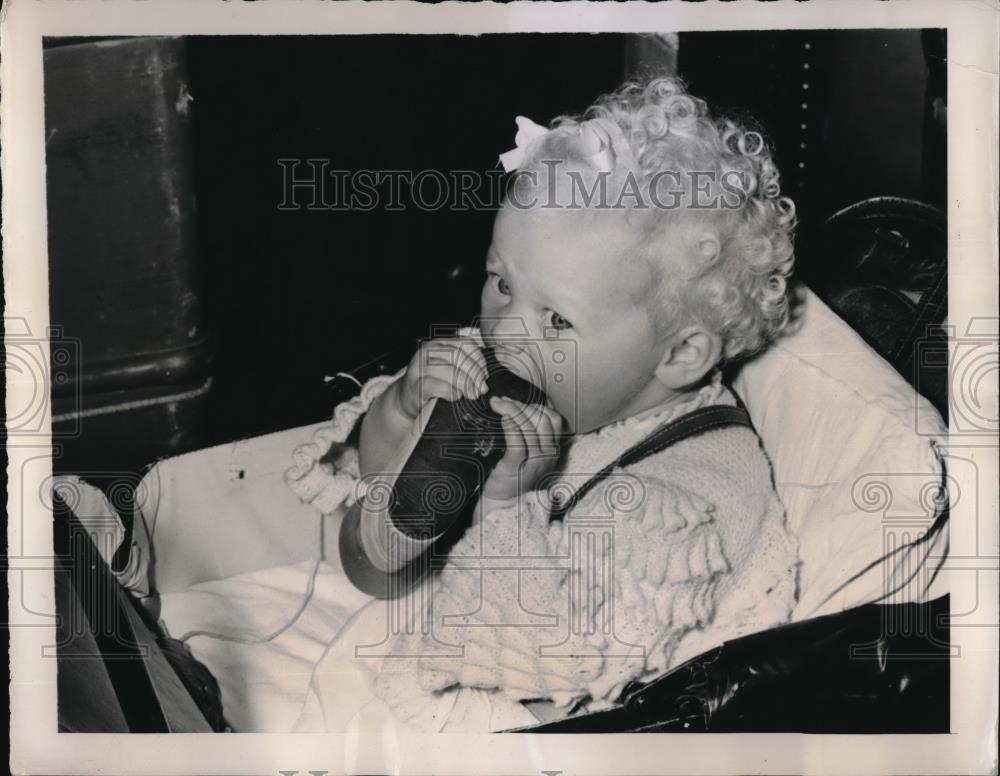 1948 Press Photo Morag Leslie With Foot in Her Mouth After Arriving in New York - Historic Images