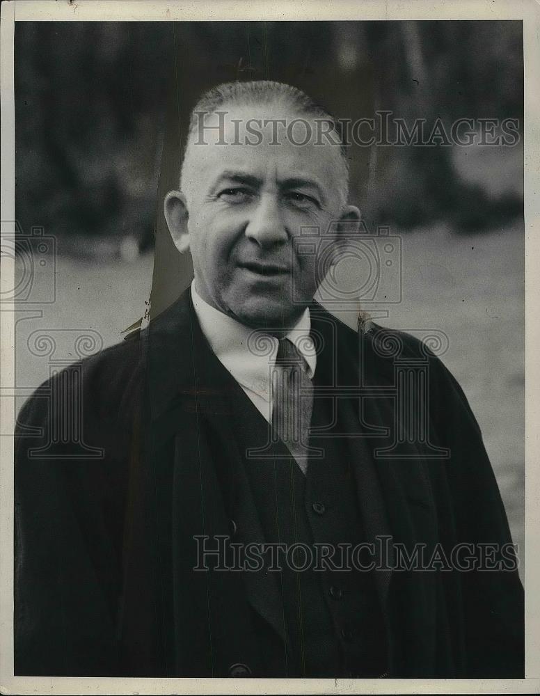 1940 Press Photo Dr. Goeunung posing for photo - nea85768 - Historic Images