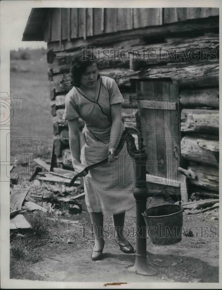 1934 Press Photo Eva Gravelle Getting Water from Neighbor Pump - neb45912 - Historic Images