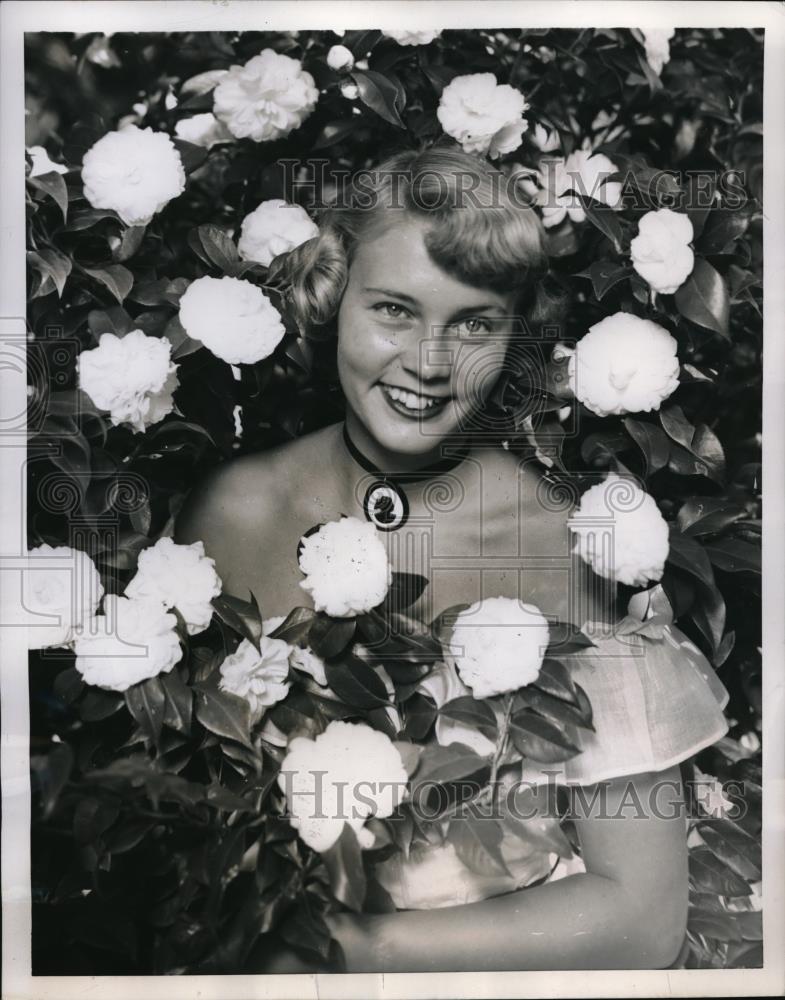 1952 Press Photo Cypress Gardens, Fla Betty McDonald at Camellia Festival - Historic Images