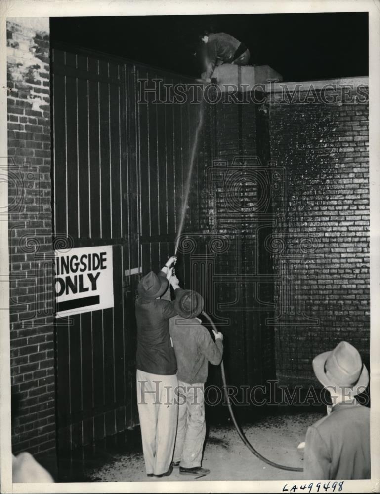 1939 Press Photo Tom Gallery, co-promoter of Louis-Roper fight, hoses fans - Historic Images