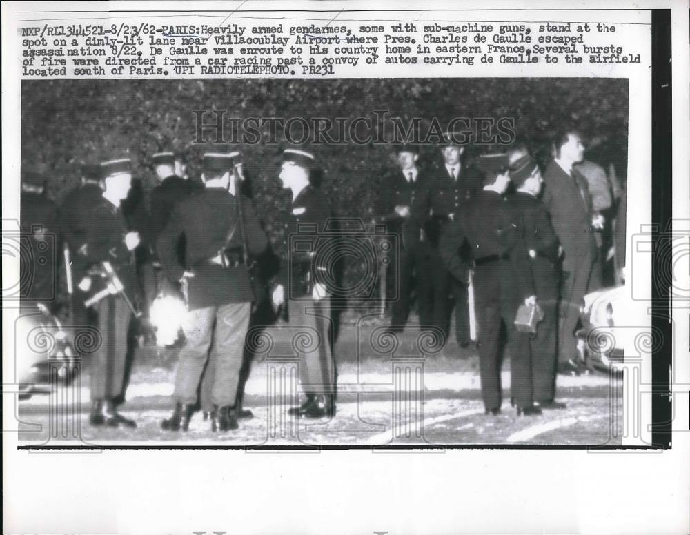 1962 Press Photo Paris, France police at scene of assassignation attempt - Historic Images