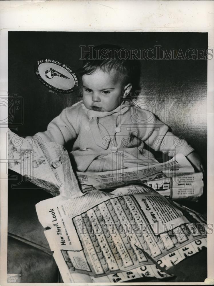 1948 Press Photo Susan Wiese playing with voting ballot - Historic Images