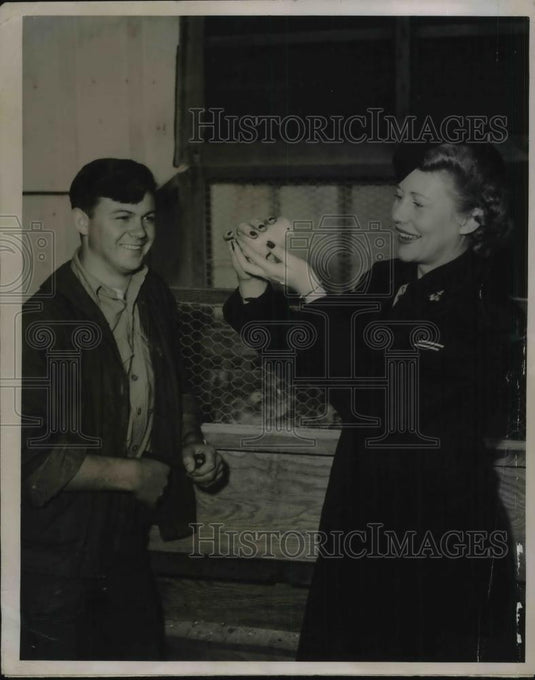 1945 Press Photo Julian Turcotte,Ann Brandewie WAVE & chicks of farm project - Historic Images