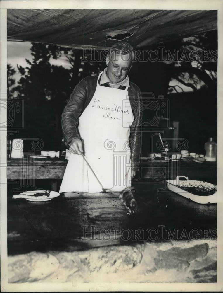 1936 Press Photo Kansas Gov. Alf Landon, GOP Pres nominee grilling steaks - Historic Images