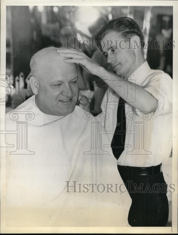 1938 Press Photo Chickasha, Ok barber George Hudson shaves head of Roy Warlicki - Historic Images