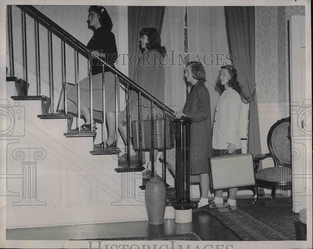 1946 Press Photo Four Marietta College Coeds Move Into Home - nea87821 - Historic Images