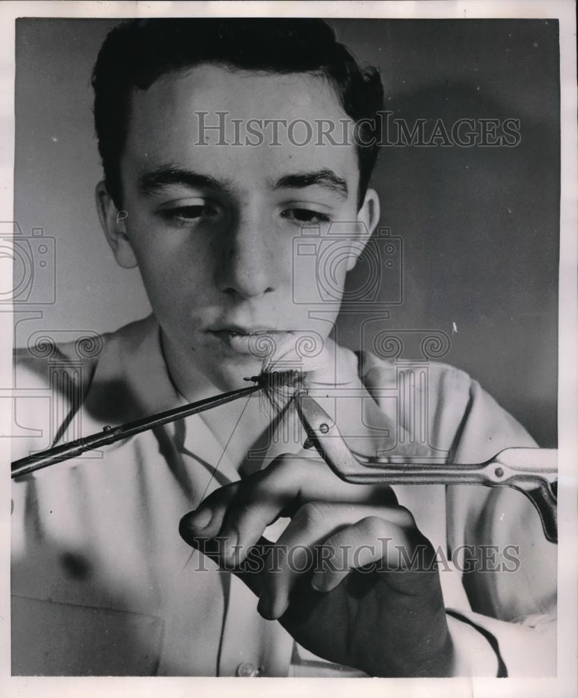 1951 Press Photo 17 Year Old Future Physicist Robert Simpson Makes Fishing Lure - Historic Images