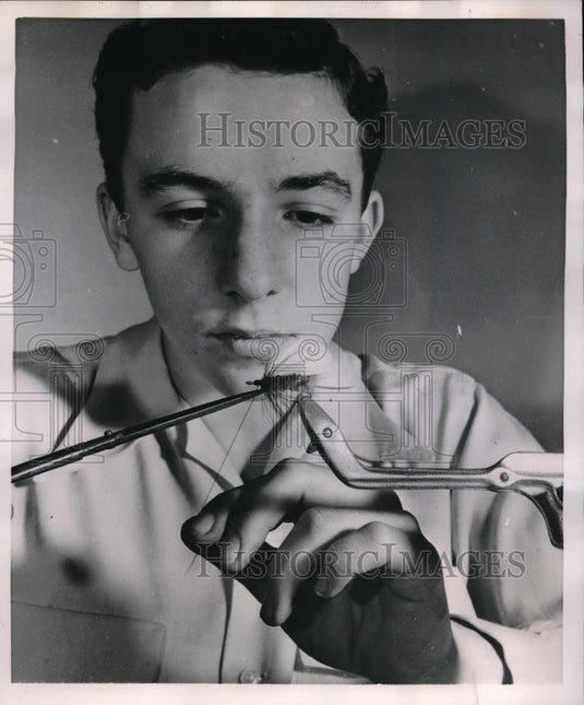 1951 Press Photo 17 Year Old Future Physicist Robert Simpson Makes Fishing Lure - Historic Images