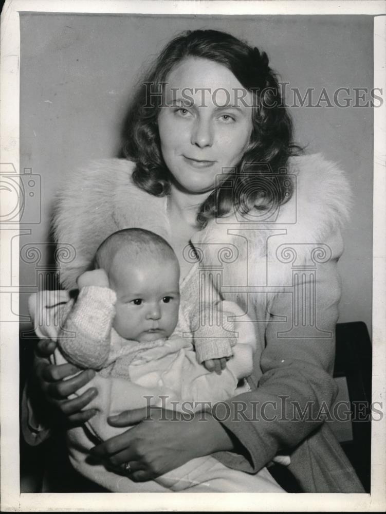 1944 Press Photo LA, Calif. Mrs helen B Allen &amp; baby at court for claim vs Rev - Historic Images