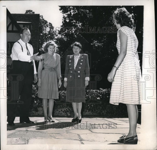 1946 Press Photo Forest Hills, NY UN Sec General Trygve Lie & his family at home - Historic Images