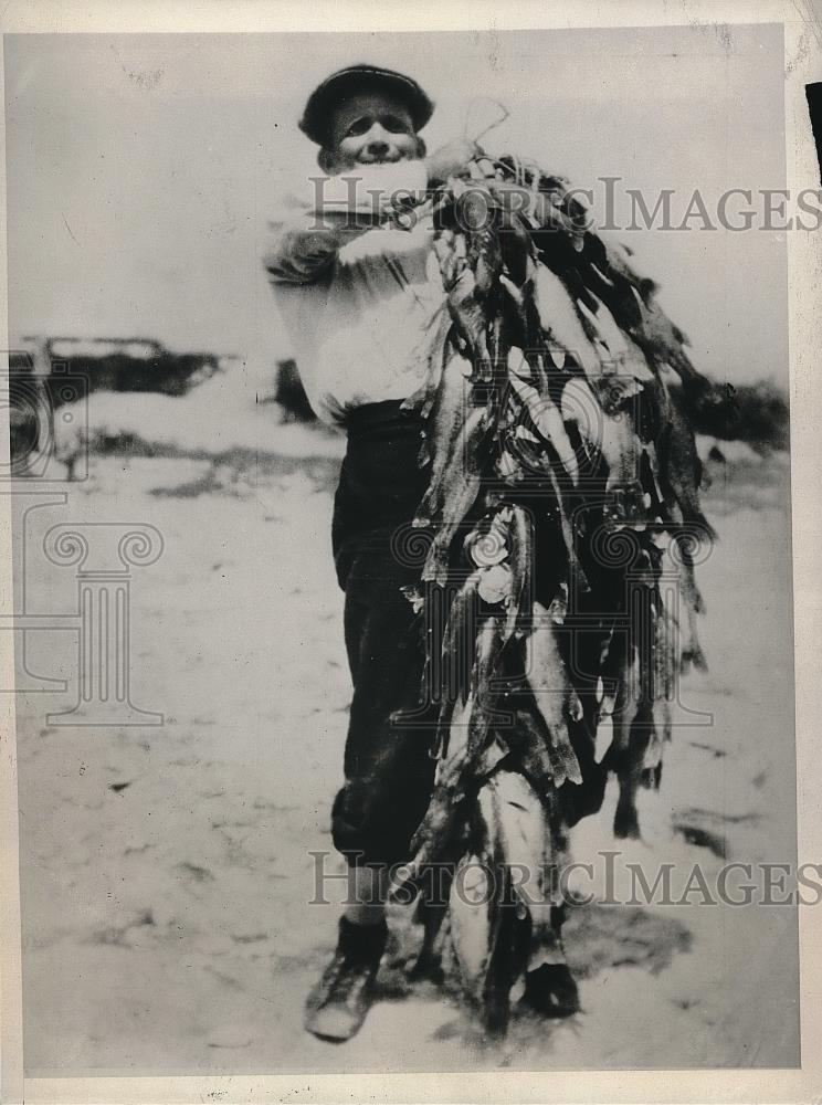 1932 Press Photo Ben Bennett shows 119 fish he and a friend caught in two hours - Historic Images
