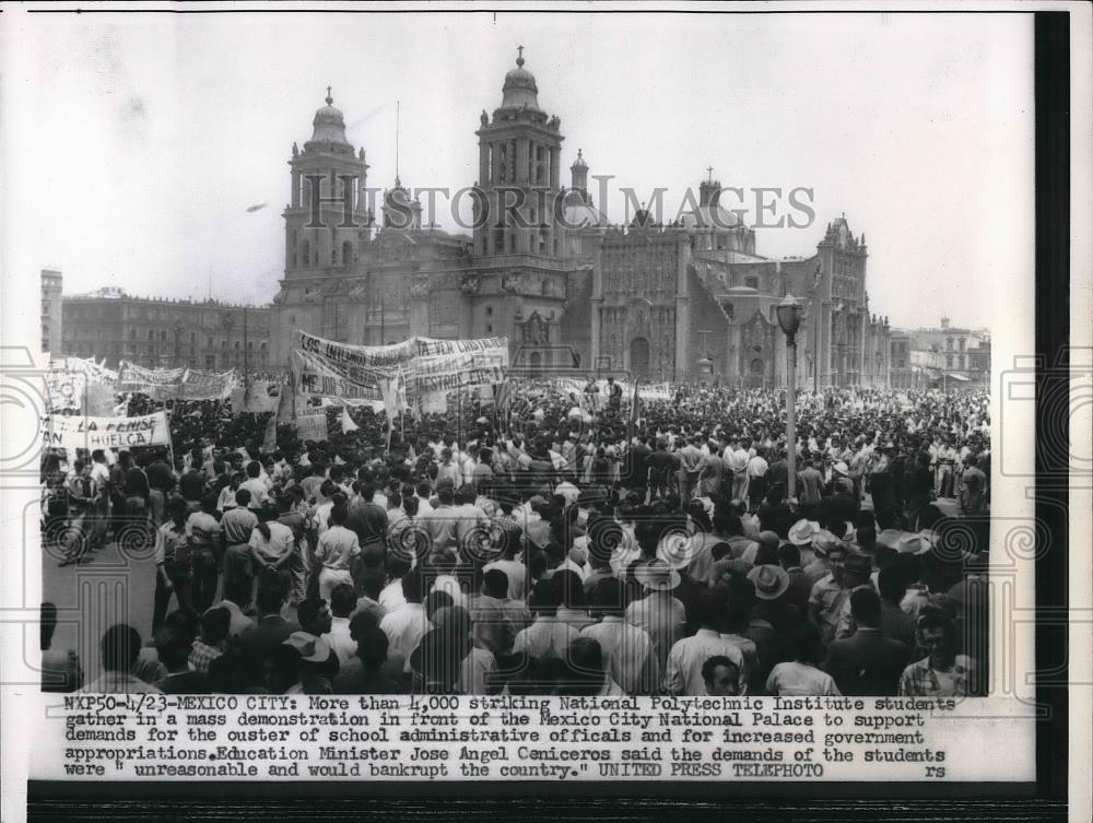 1956 Press Photo Mexico City, striking Polytech Institute students demonstration - Historic Images