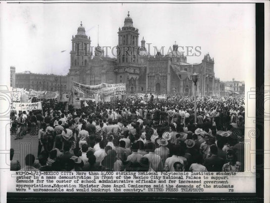 1956 Press Photo Mexico City, striking Polytech Institute students demonstration - Historic Images