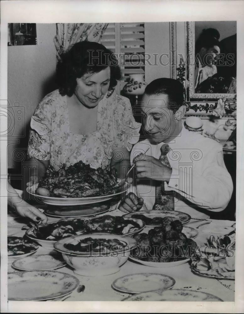 1948 Press Photo Cinncinati, jockey Eddie Arcaro &amp; mom Mrs C Wehry at dinner - Historic Images