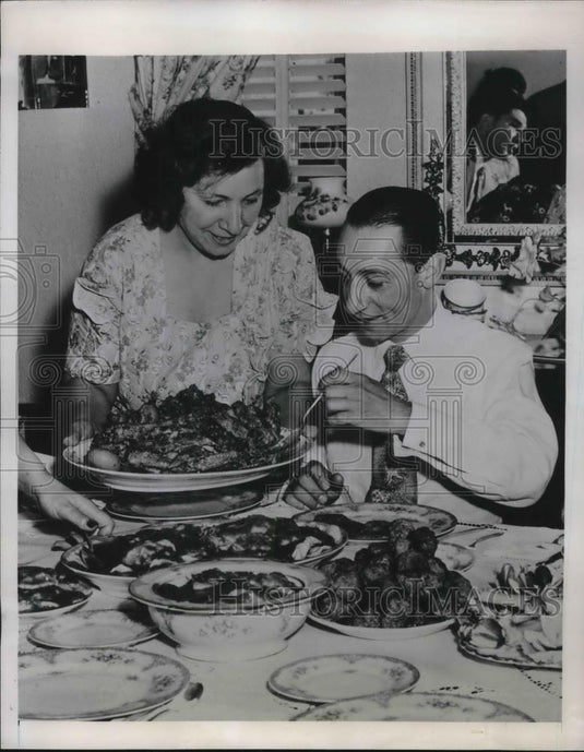 1948 Press Photo Cinncinati, jockey Eddie Arcaro & mom Mrs C Wehry at dinner - Historic Images