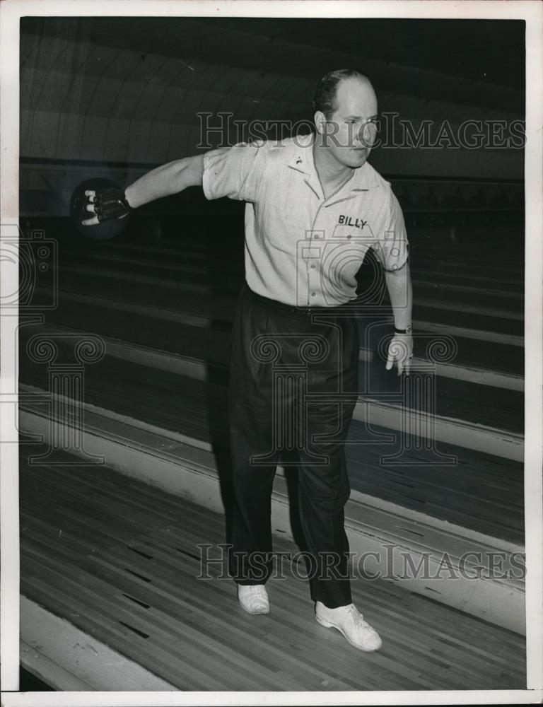 1966 Press Photo Bowling backswing demonstration by Billy Wadu - Historic Images