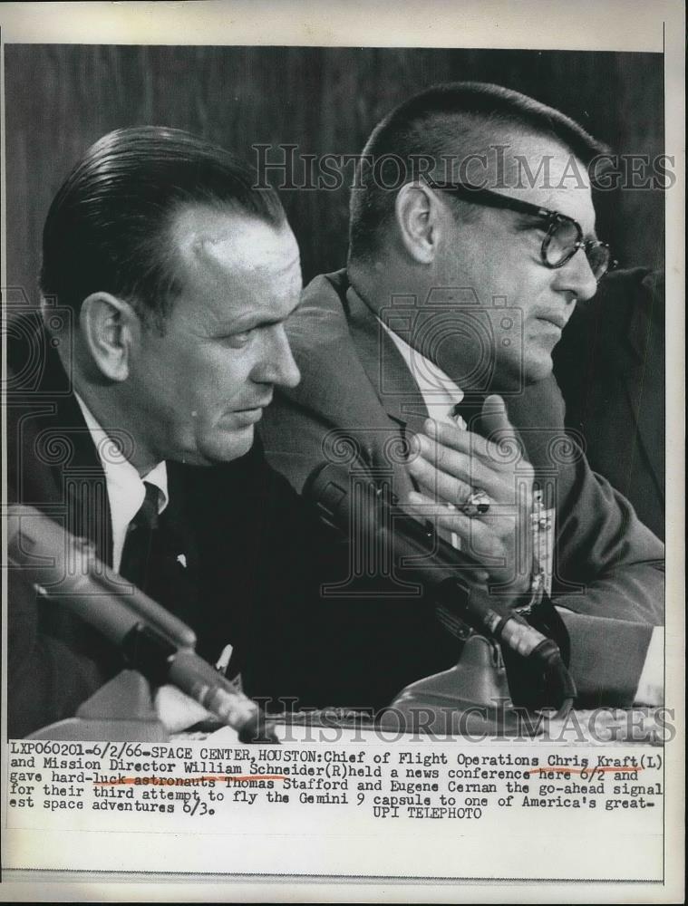 1966 Press Photo Space Center, Houston, Mission dir, Wm Schneider, Chris Kraft - Historic Images