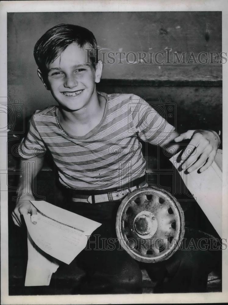 1944 Press Photo Minneapolis, Minn Pat Terry &amp; his coaster wagon - neb45300 - Historic Images