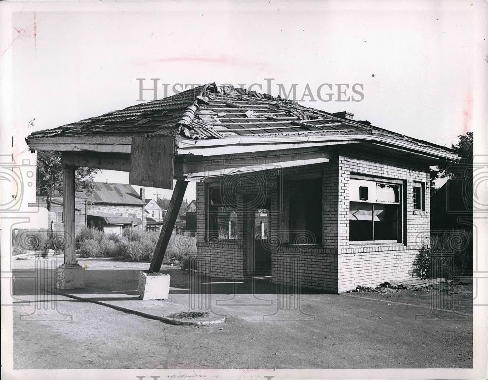 1963 Press Photo Gas &amp; Fruit Stand Demolished for Willow-Oark Freeway Extension - Historic Images