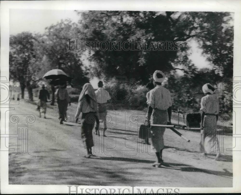 1942 Press Photo Burma, family on way to bury child killed by Japanese bombs - Historic Images
