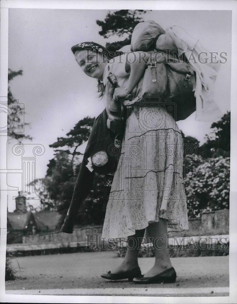 1954 Press Photo Wales,Nancy Triggs hitch hiking in English lake district - Historic Images