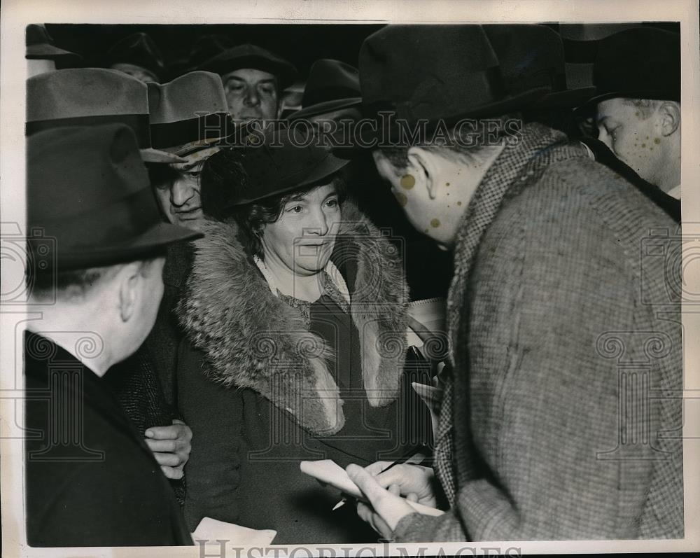 1937 Press Photo Mrs. Jean Perry Talks To Reporters Outside Police Station - Historic Images