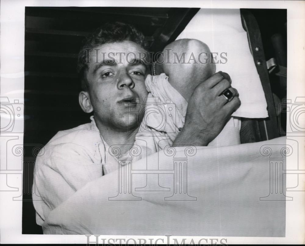 1955 Press Photo Pvt.Stanley A.melczak of Pa., suffered from parachute accident. - Historic Images