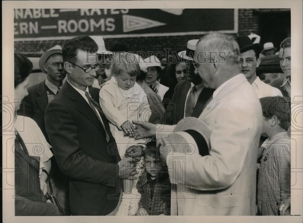 1936 Press Photo Kansas Gov Alfred Landon in Leon, Iowa - neb47400 - Historic Images
