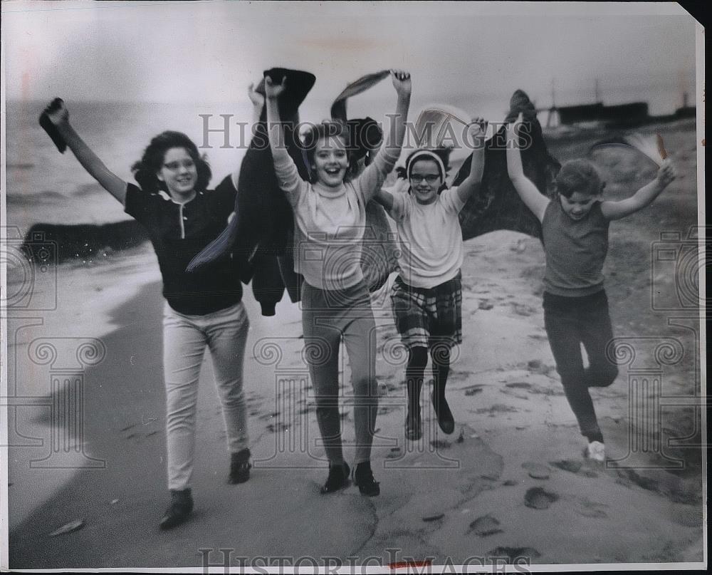 1967 Press Photo Nancy Zelko, Coleen Horton, Diane Strang and Susan Zelko - Historic Images