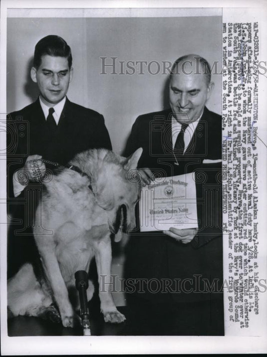 1958 Press Photo Wash.D.C. Alaskan Husky "Bravo", lt J Tuck, Dr P Siple - Historic Images