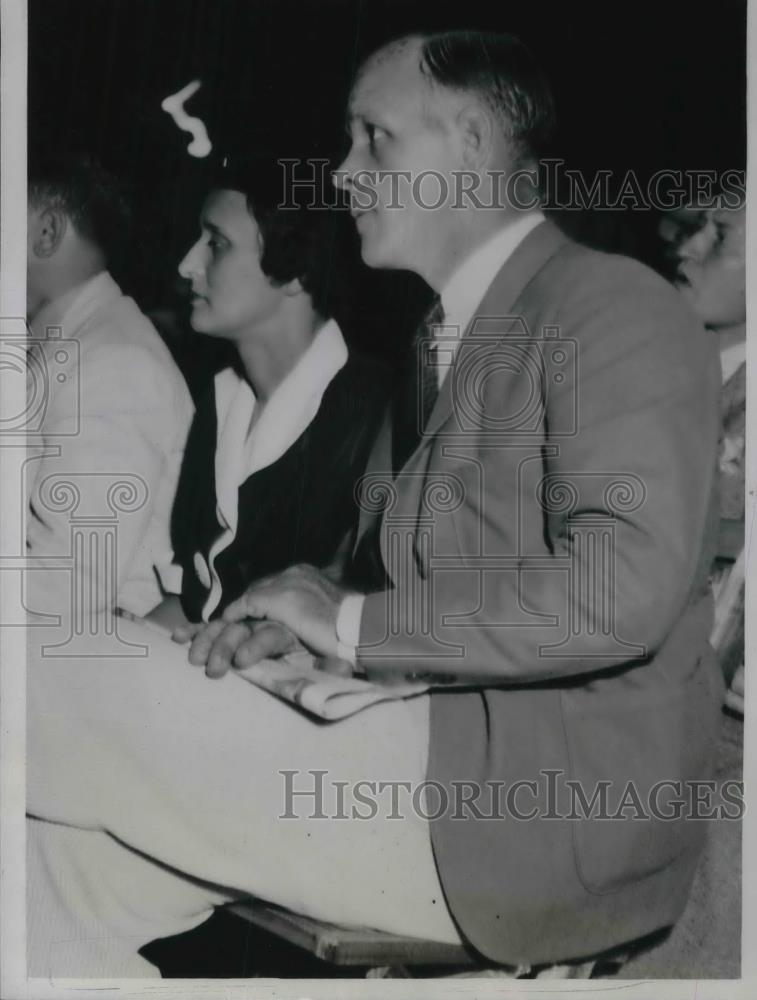 1935 Press Photo Ex coach Heartly Anderson &amp; wife at Chicago&#39;s Comiskey Park - Historic Images