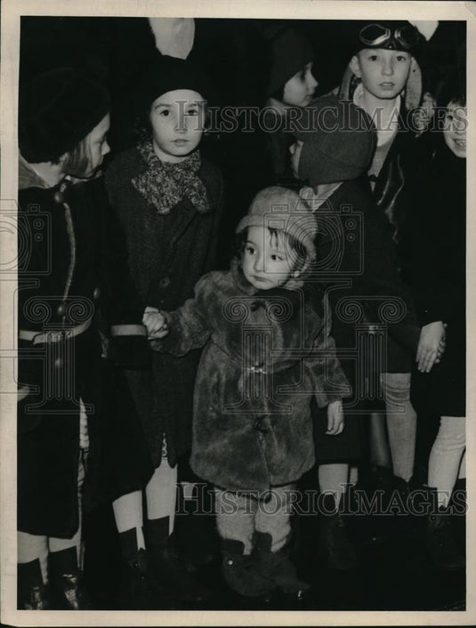 1938 Press Photo A group of small children in winter clothing - Historic Images