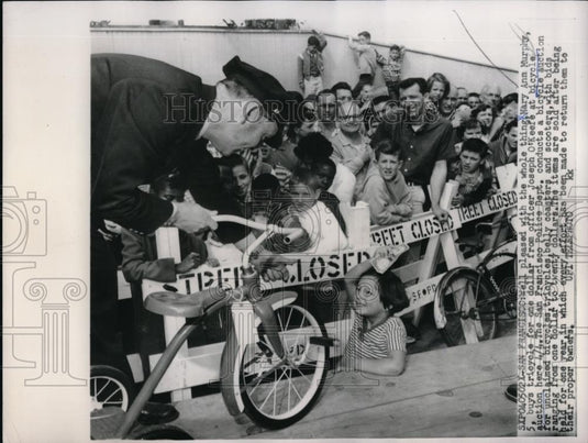 1959 Press Photo San Francisco,Ann Murphy gets bike for $1 from officer O'Keefe - Historic Images