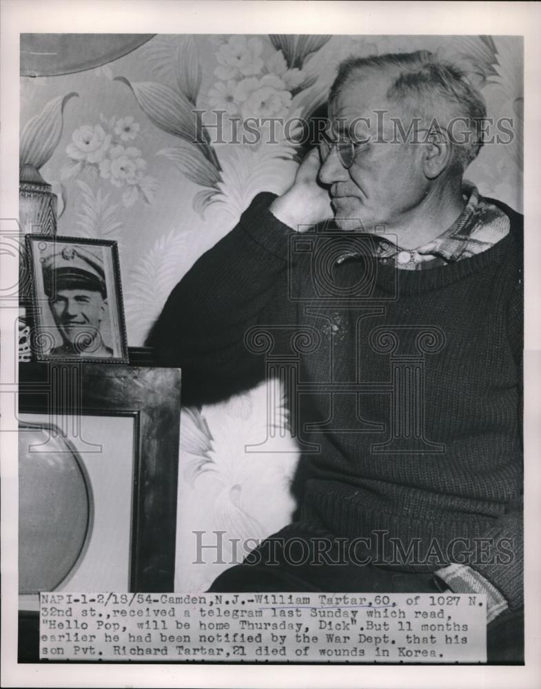 1954 Press Photo Csamden, NJ William Tarrtar &amp; photo of son from Korea - Historic Images