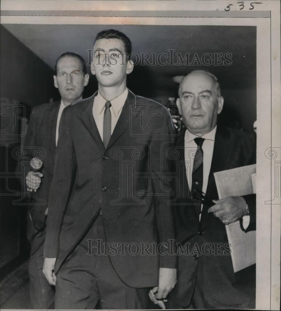 1963 Press Photo NYC, Gareth Martinis at Bronx court with atty M Edelbaum - Historic Images