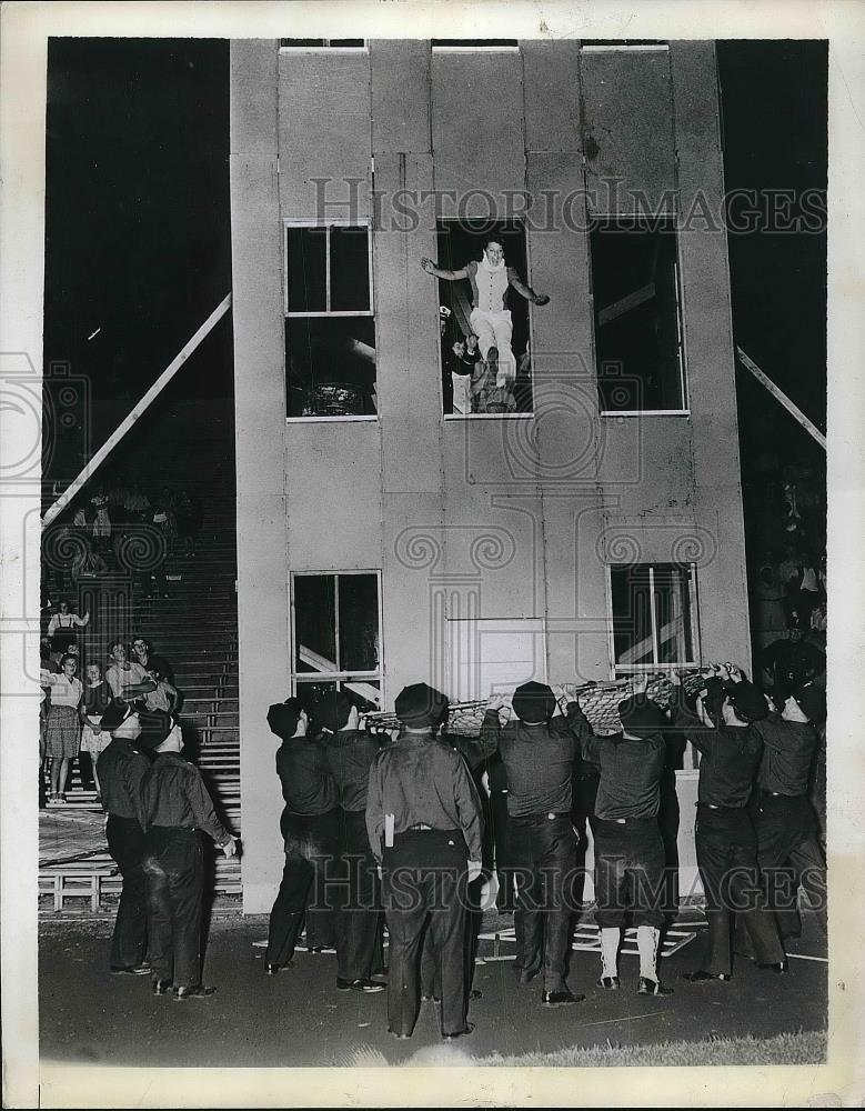 1941 Press Photo Policemen Demonstrate Holding Net For Fire Victim - Historic Images