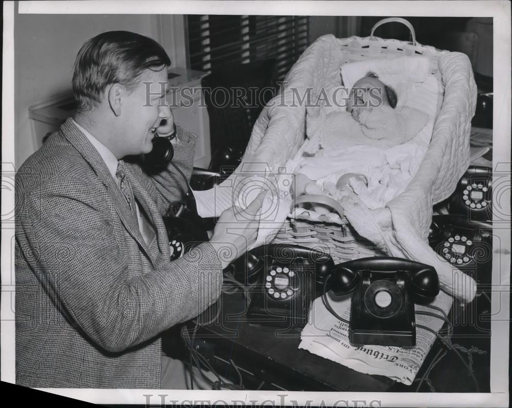 1946 Press Photo D.C. CBS radio reporter John Adams 7 daughter Alice at work - Historic Images