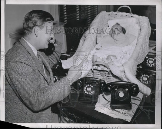 1946 Press Photo D.C. CBS radio reporter John Adams 7 daughter Alice at work - Historic Images