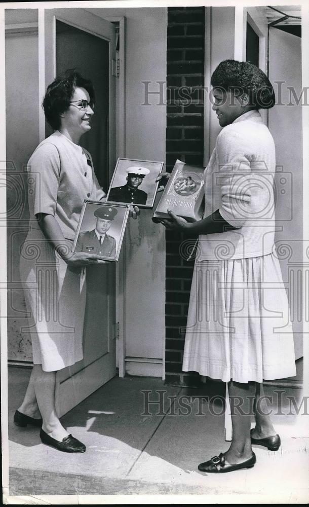 1967 Press Photo Elise Slavick And Mary Ledger Hold Photos Of Their Sons - Historic Images