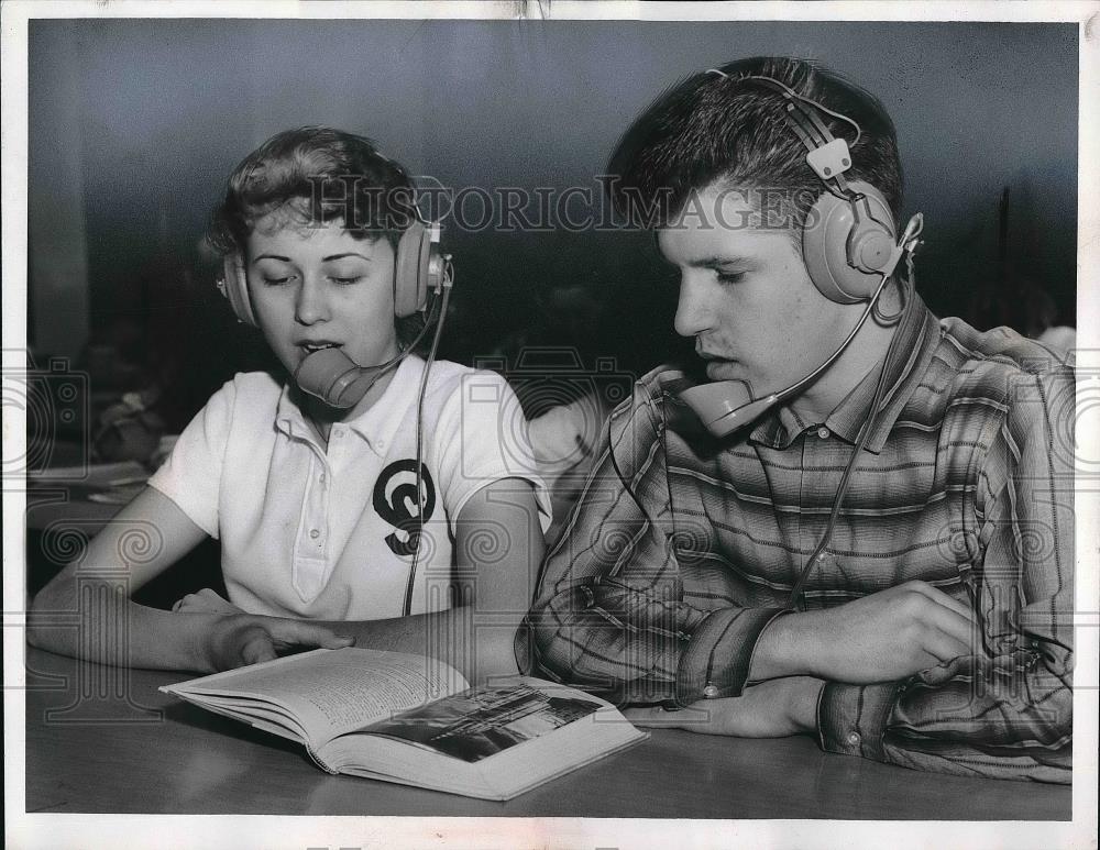 1961 Press Photo Judy Arbogast Phill Mantovick listening to a tape for Spanish - Historic Images