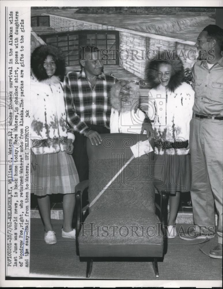 1961 Press Photo Erlanger, KY Wm Waters &amp; W Poe girls &amp; gift chair - neb47174 - Historic Images