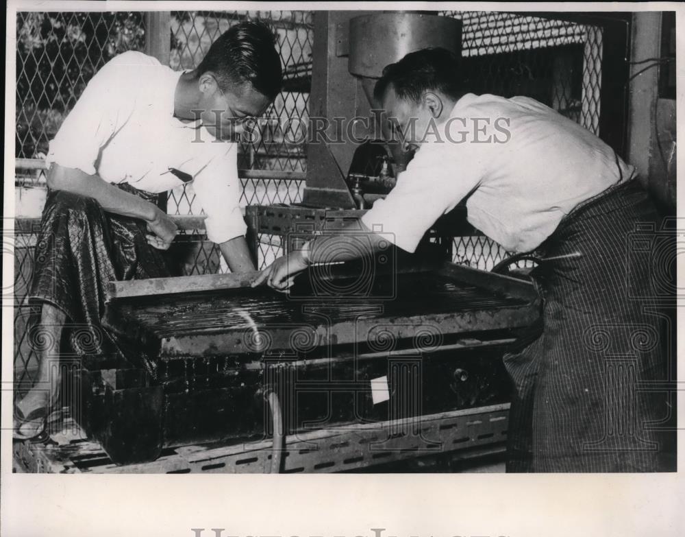 1957 Press Photo Research officers at the Union of Burma Applied research Inst. - Historic Images