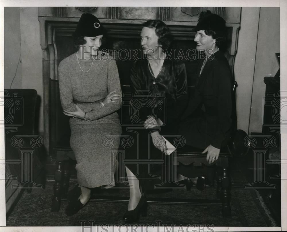 1934 Press Photo Mrs. William Howells, Mrs. Fergus Reid Jr., &amp; Mrs. Wm. Fleming - Historic Images